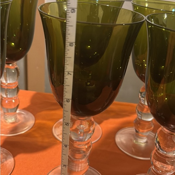 Iris Avocado Green Bubble Wine Glass - Picture 4 of 4